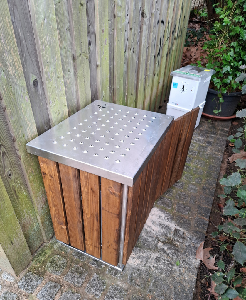 Station Ekomille en caisson bois avec couvercle inox installée en extérieur au Luxembourg